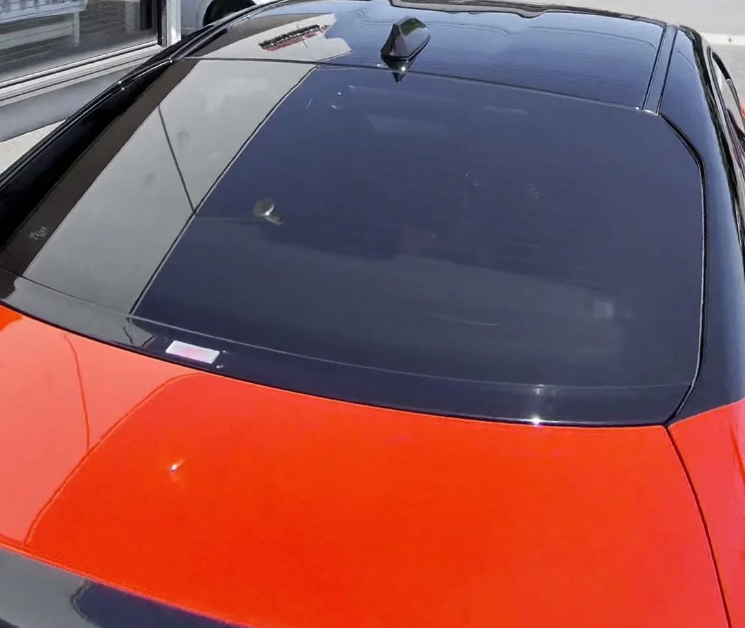 赤いBRZの黒いルーフ。店の前で、空が面に映っている