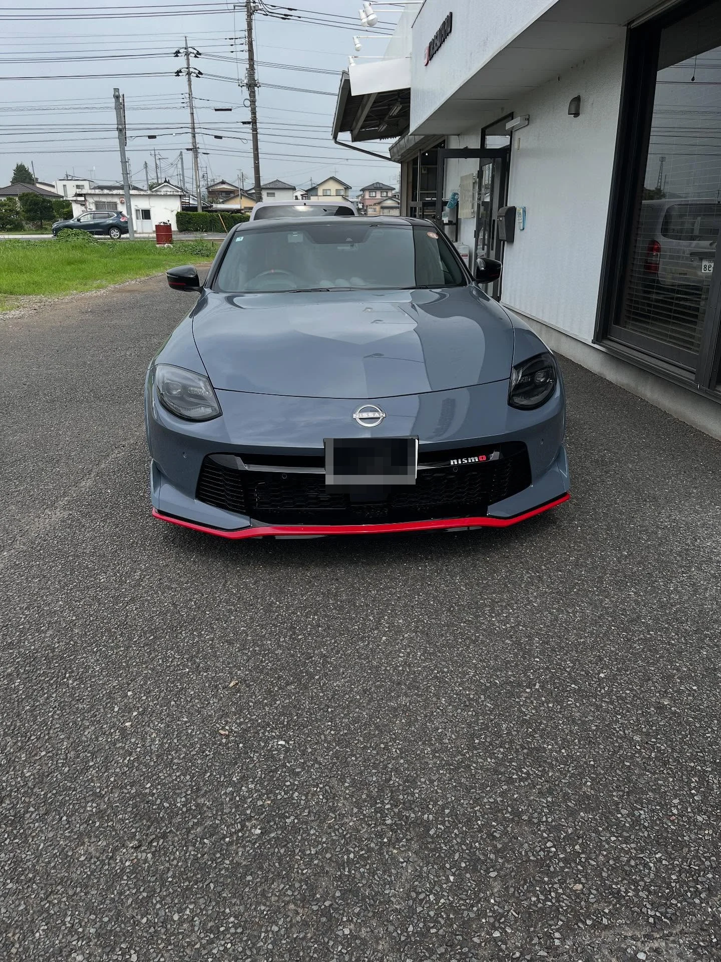 店の前から見たフェアレディZ NISMOの正面