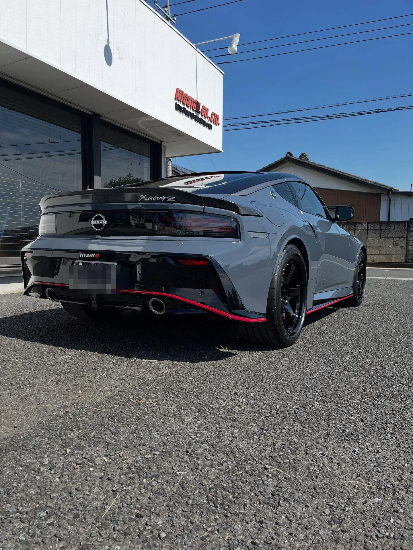 店の前に置いたフェアレディZ NISMOの後ろ姿