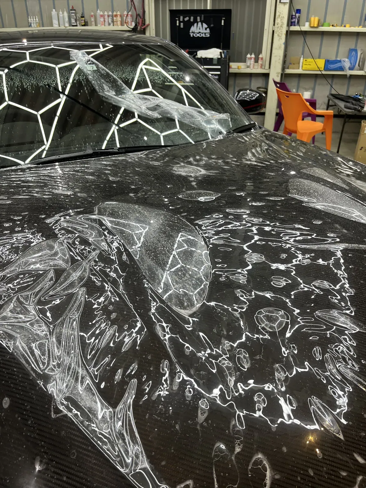 位置決めの水膜が残るカーボンのボンネット
