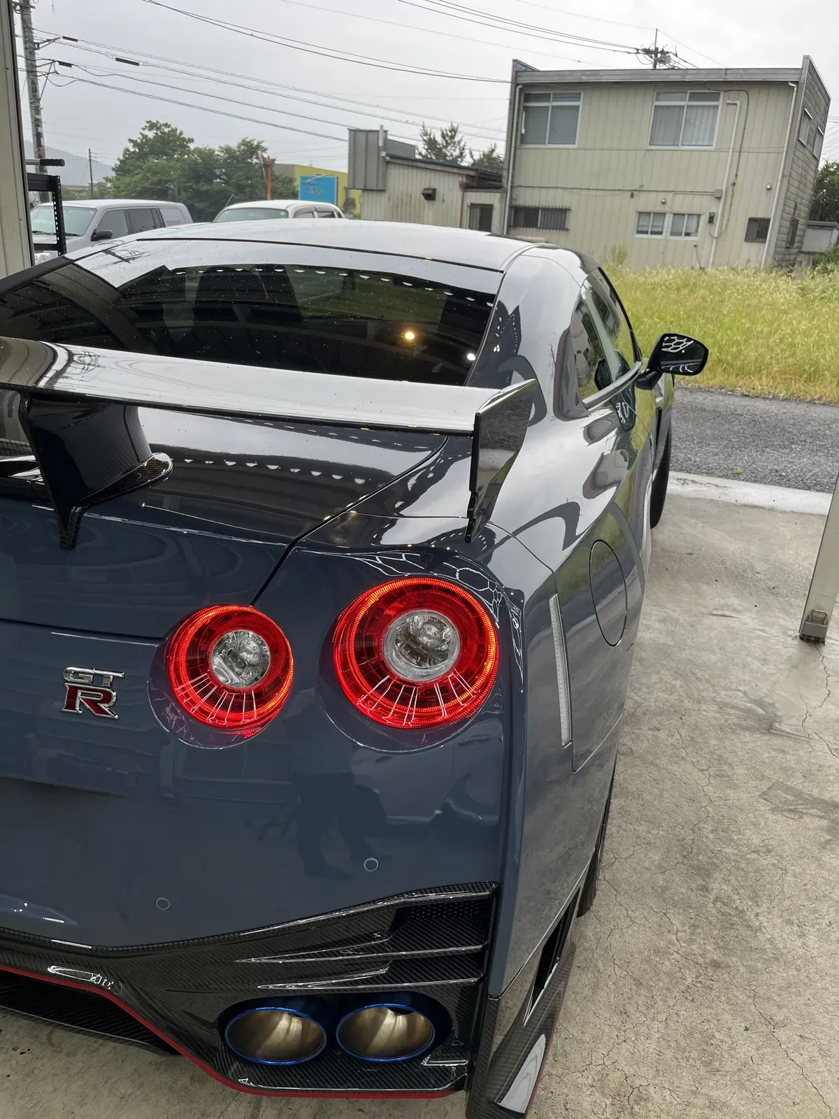 仕上がったGT-R NISMOの後ろ姿。面に景色が映っている