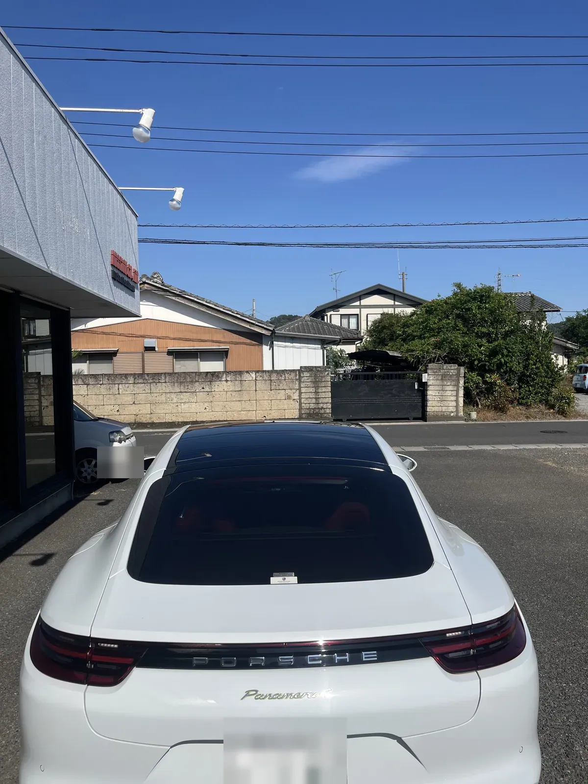 白いパナメーラの後ろ姿。屋根から続くグロスブラックがハッチへ抜ける
