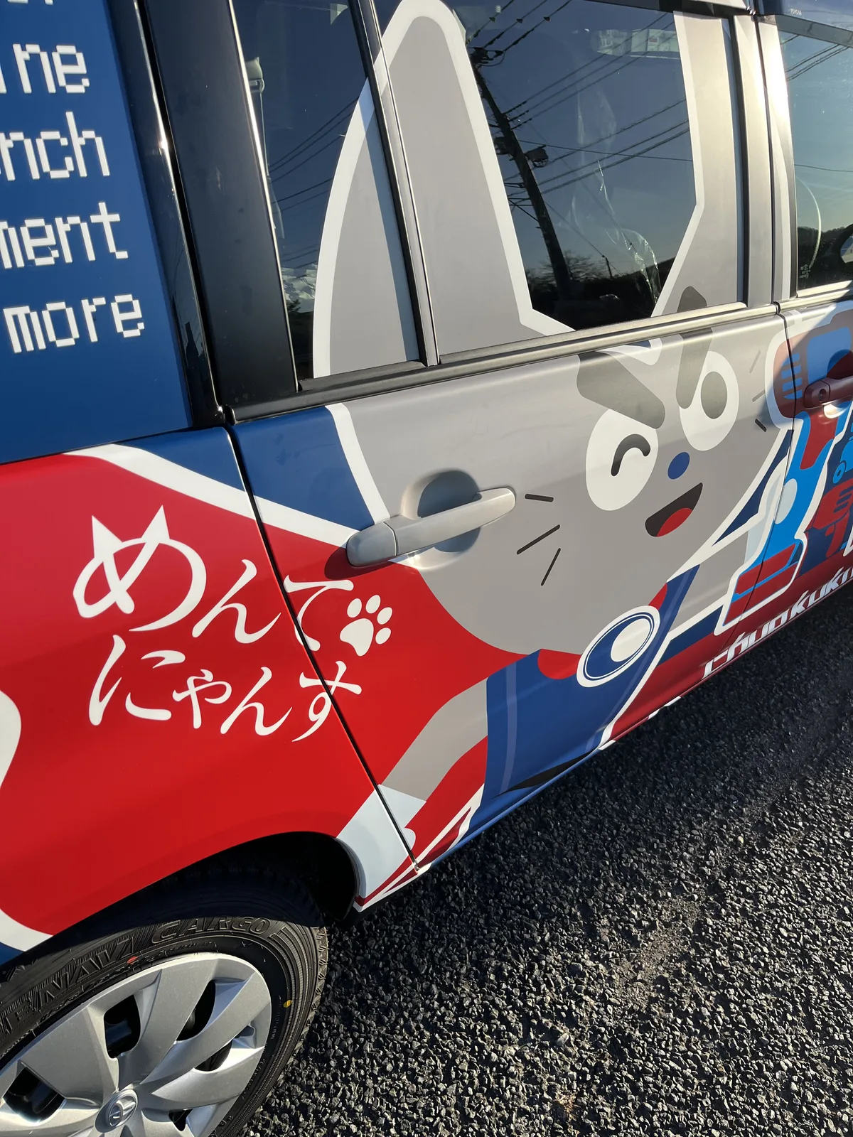 プロボックスのドアいっぱいに猫のキャラクター
