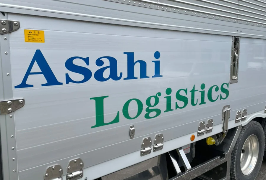 運送会社のトラック。ロゴをメタリックのカッティングシートで