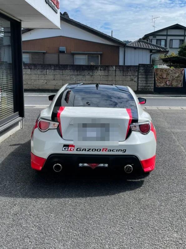 86の後ろ姿。赤いリアバンパーにレーシングのロゴ