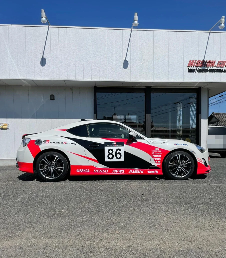 レーシングデザインの86の側面。赤と黒のラインにゼッケンの86